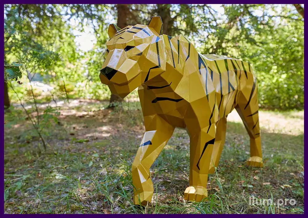 Золотая скульптура тигра в полигональном стиле для украшения ландшафта в парке или сквере