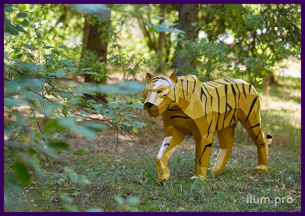Тигр из крашеной стали - уличная полигональная скульптура в форме хищного животного