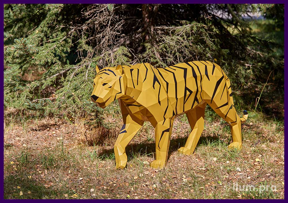 Тигры золотого цвета с чёрными полосками - полигональные арт-объекты для украшения территории из крашеной стали