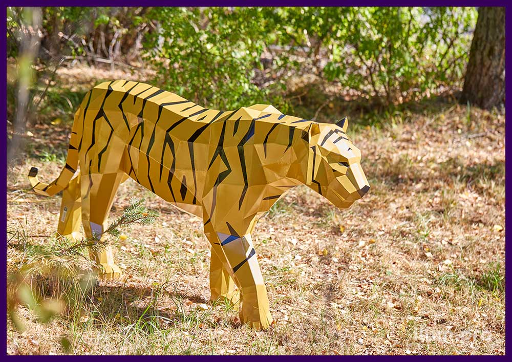 Тигры золотые полигональные - арт-объекты из крашеного металла в форме животных для сада