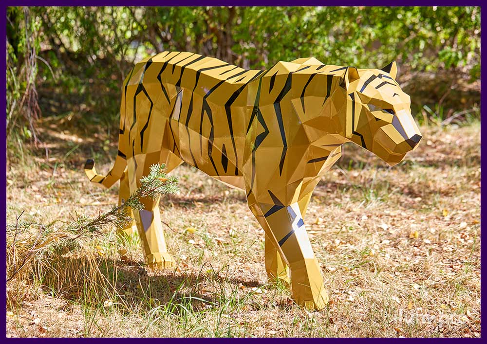 Украшение территории полигональной скульптурой тигра золотого цвета из крашеной стали