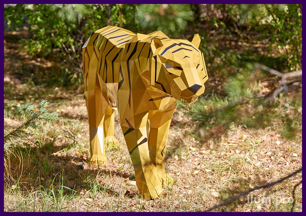 Золотые фигуры тигров в полигональном стиле - уличные скульптуры для украшения сада или парка