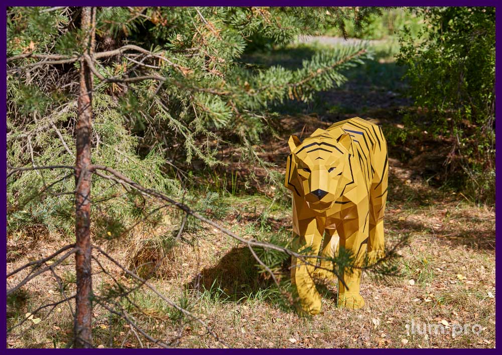 Тигр полигональный металлический - золотая скульптура животного в парке