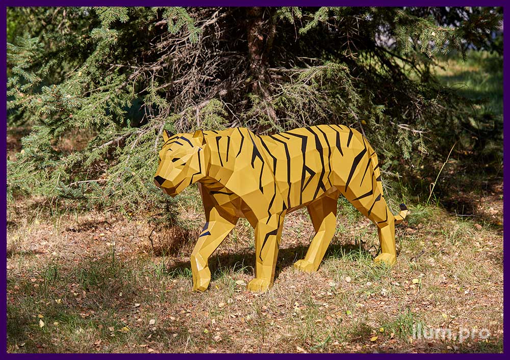 Золотая скульптура тигра в полигональном стиле для украшения ландшафта