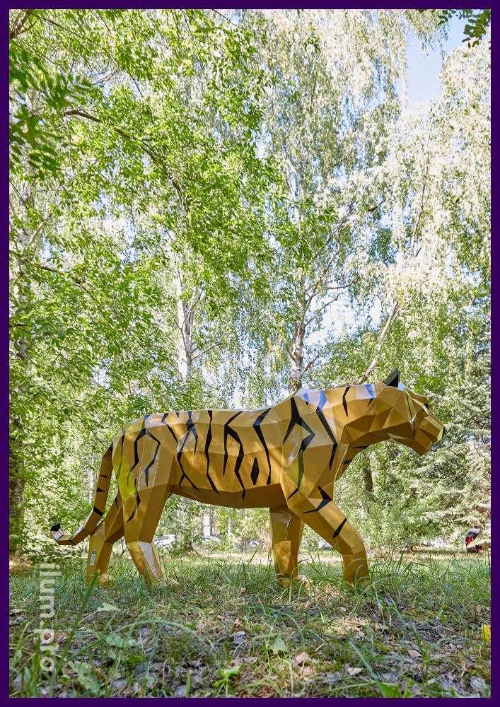 Золотая скульптура тигра из крашеного железа - полигональные арт-объекты для улицы