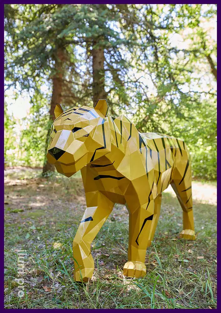 Полигональная скульптура тигра золотого цвета с чёрными полосками