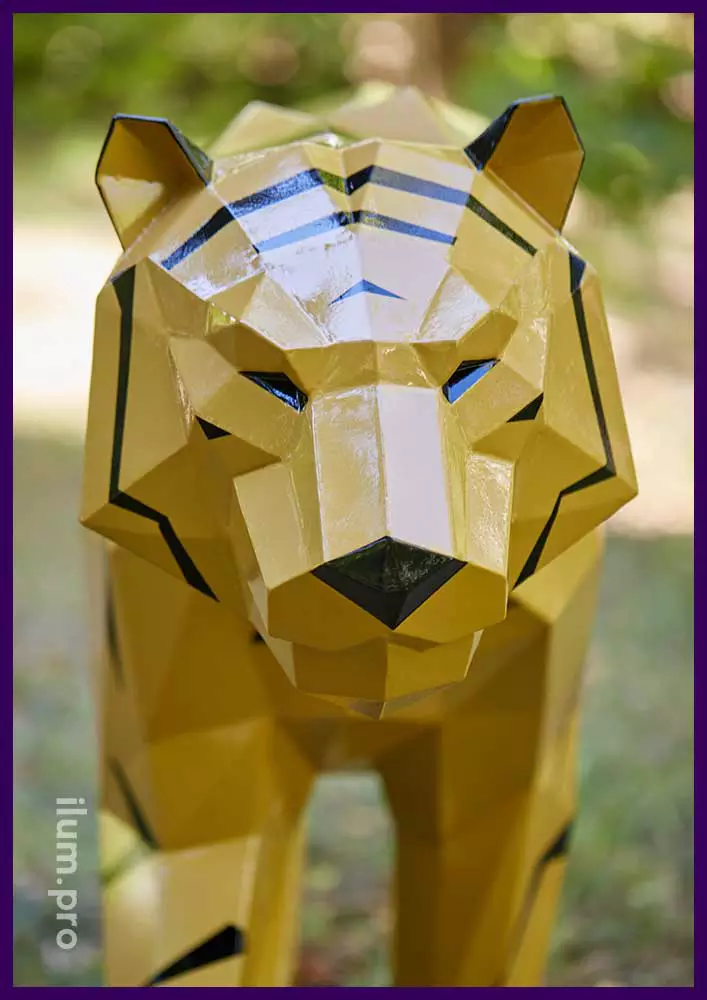 Металлическая скульптура тигра в полигональном стиле для украшения территории
