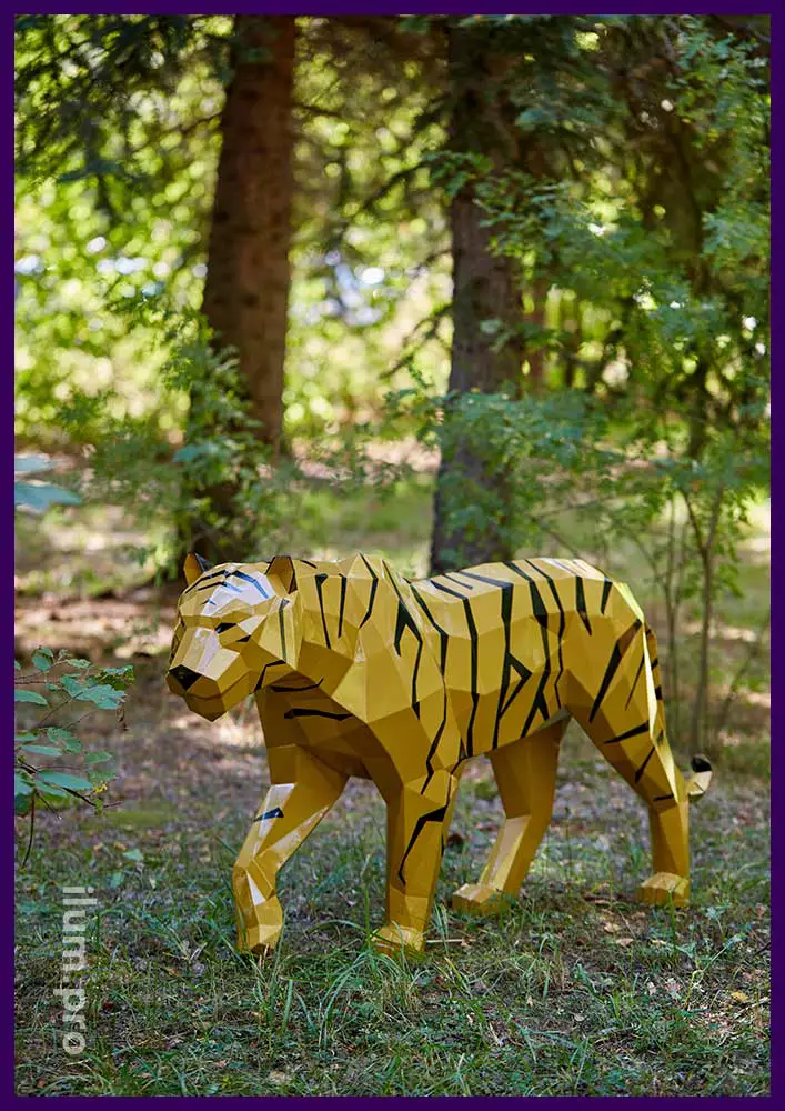 Металлический полигональный тигр с краской золотого цвета и чёрными полосками