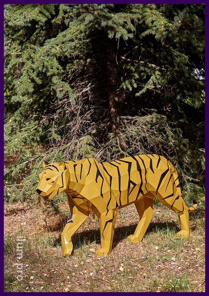 Тигр металлический полигональный с порошковой краской золотого цвета и чёрными полосками