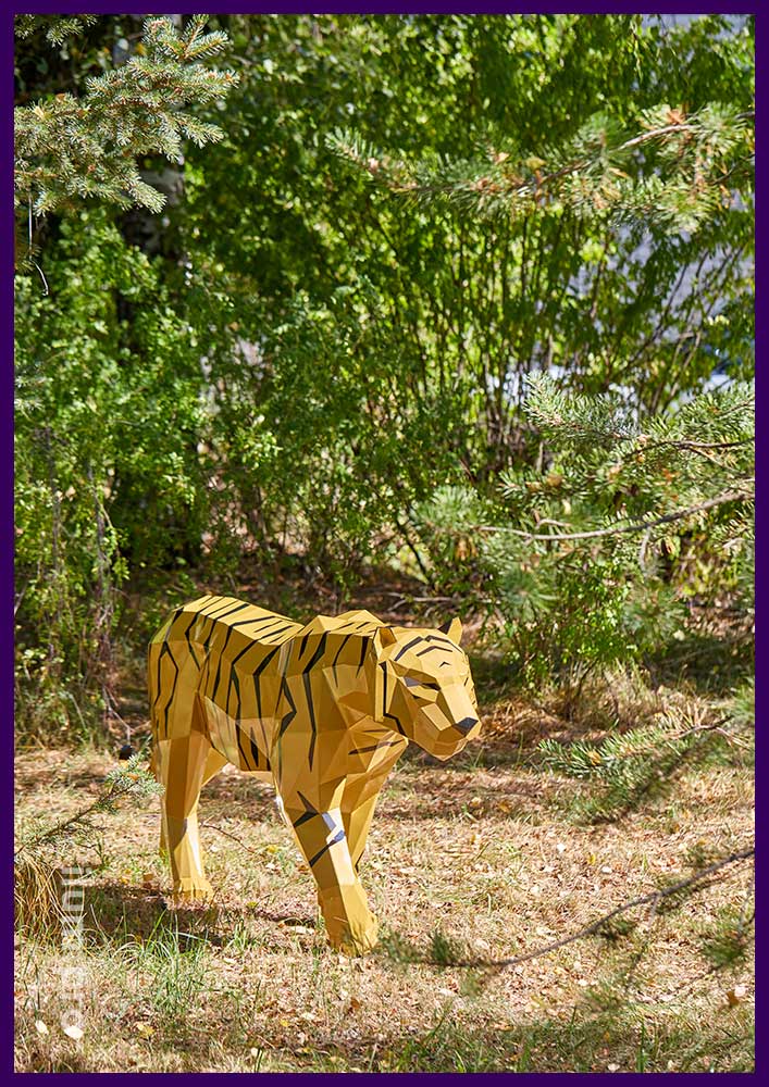 Скульптуры животных из металла в полигональном стиле - золотой тигр для украшения ландшафта