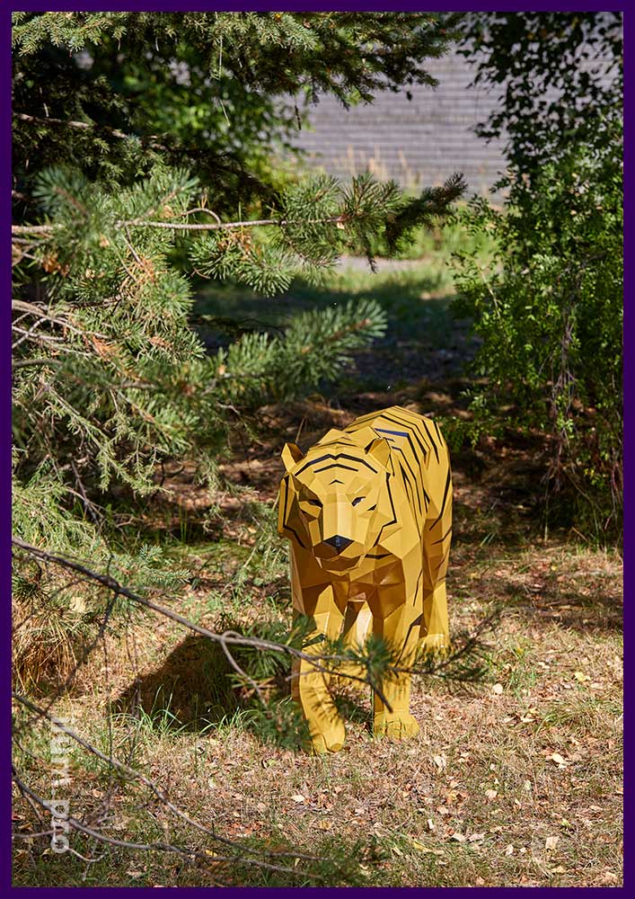 Тигр полигональный металлический - арт-объект из крашеной стали в парке