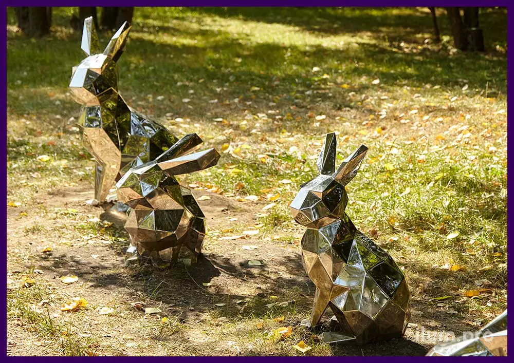 Зеркальные скульптуры в форме полигональных зайцев из нержавеющей стали в парке Москвы
