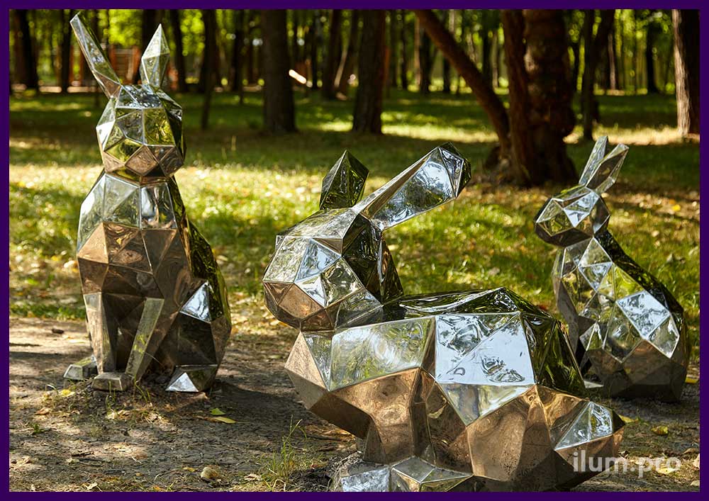 Благоустройство парка в Москве, установка зеркальных, полигональных скульптур зайцев