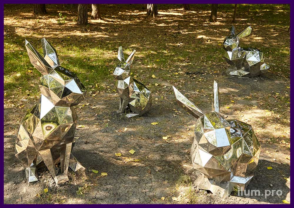 Металлические скульптуры зайцев из нержавеющей стали в полигональном стиле в городском парке