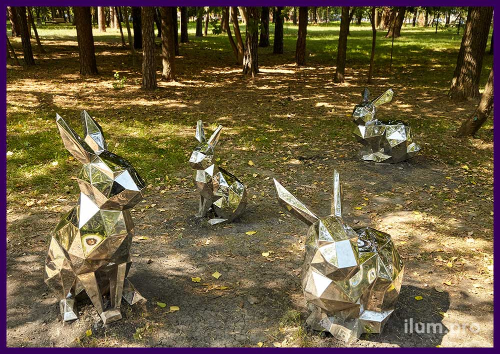 Полигональные скульптуры зайцев из нержавеющей стали для благоустройства Козловского леса в Москве