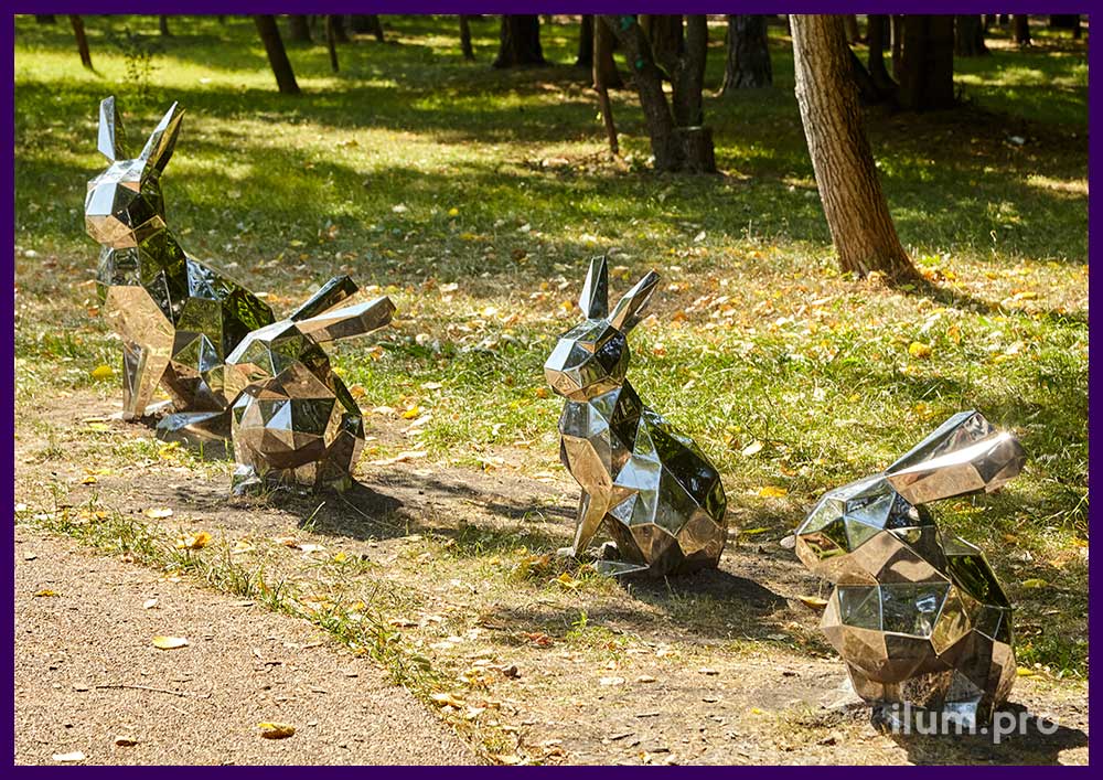 Уличные полигональные скульптуры животных в городском парке - зайцы из нержавеющей стали