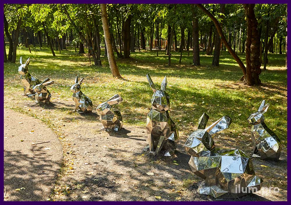 Зайцы полигональные металлические с зеркальной, полированной поверхностью в Козловском лесу в Москве