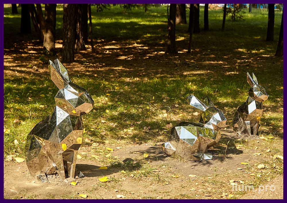 Скульптуры полигональных животных из нержавеющей стали с зеркальной поверхностью - зайцы