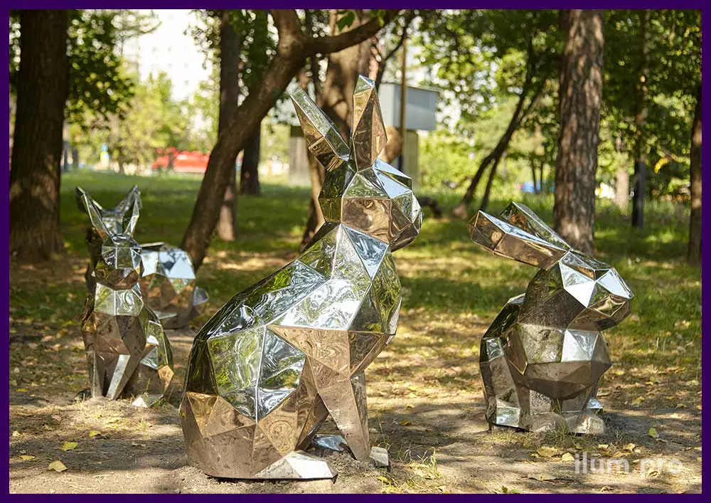 Зайцы полигональные металлические в новом парке на Западе Москвы - скульптуры из зеркальной нержавеющей стали