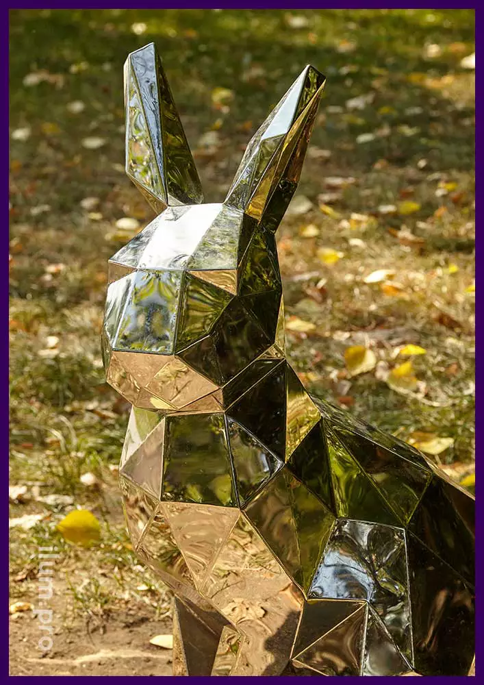 Полигональные зайцы в новом парке на западе Москвы - уличные скульптуры из нержавеющей стали