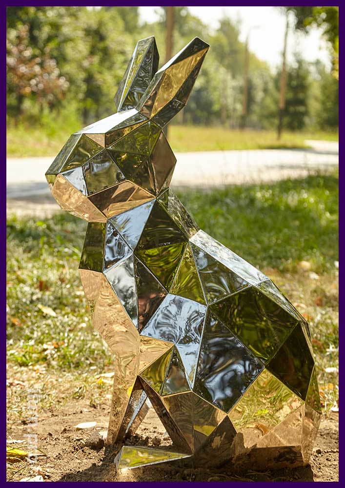 Полигональный заяц из зеркальной нержавеющей стали в парке Москвы - программа благоустройства