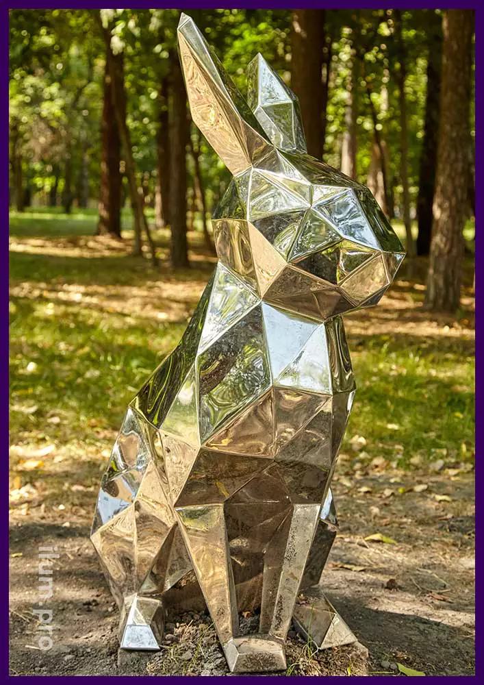 Скульптуры полигональные металлические в форме зайцев с плоскими, полированными гранями