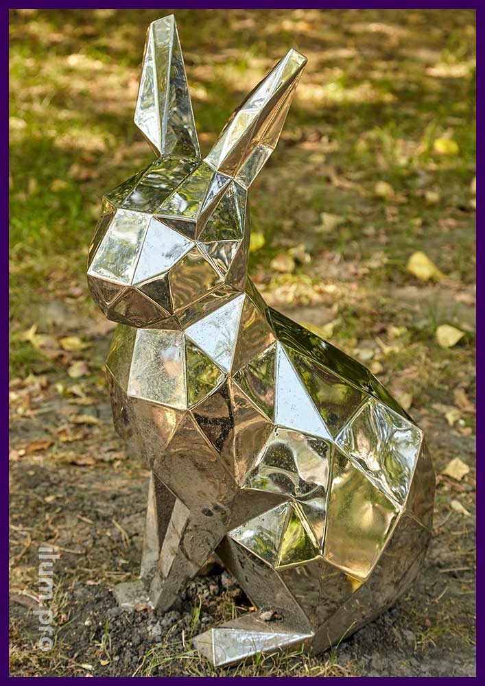 Полигональная скульптура из зеркальной нержавейки - заяц в Козловском лесу в Москве