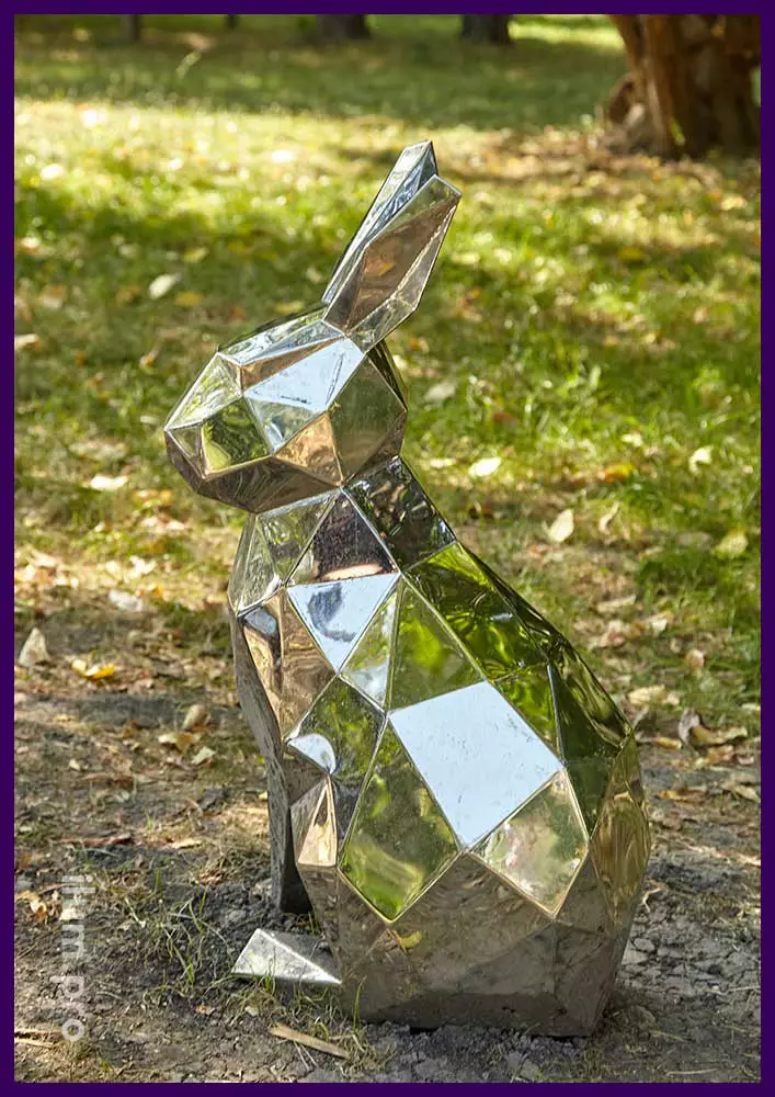 Металлические полигональные зайцы в Козловском лесу на западе Москвы