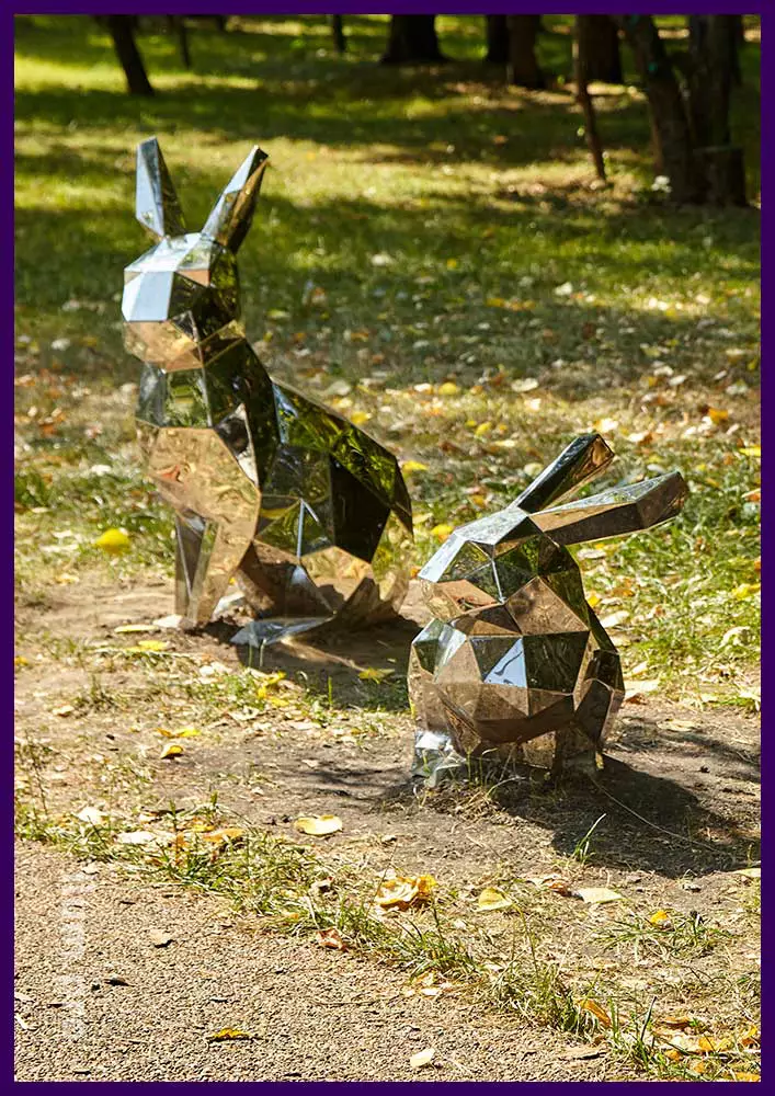 Украшение ландшафта полигональными скульптурами зайцев из зеркальной нержавейки