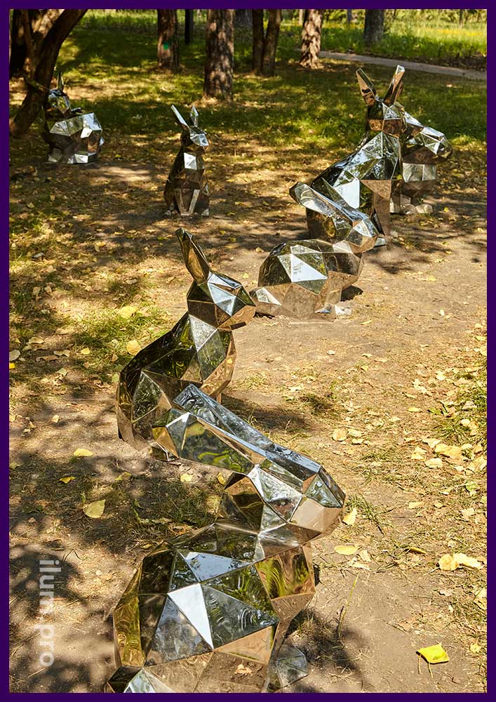 Скульптуры полигональных зайцев разной формы и размера для украшения парка на западе Москвы