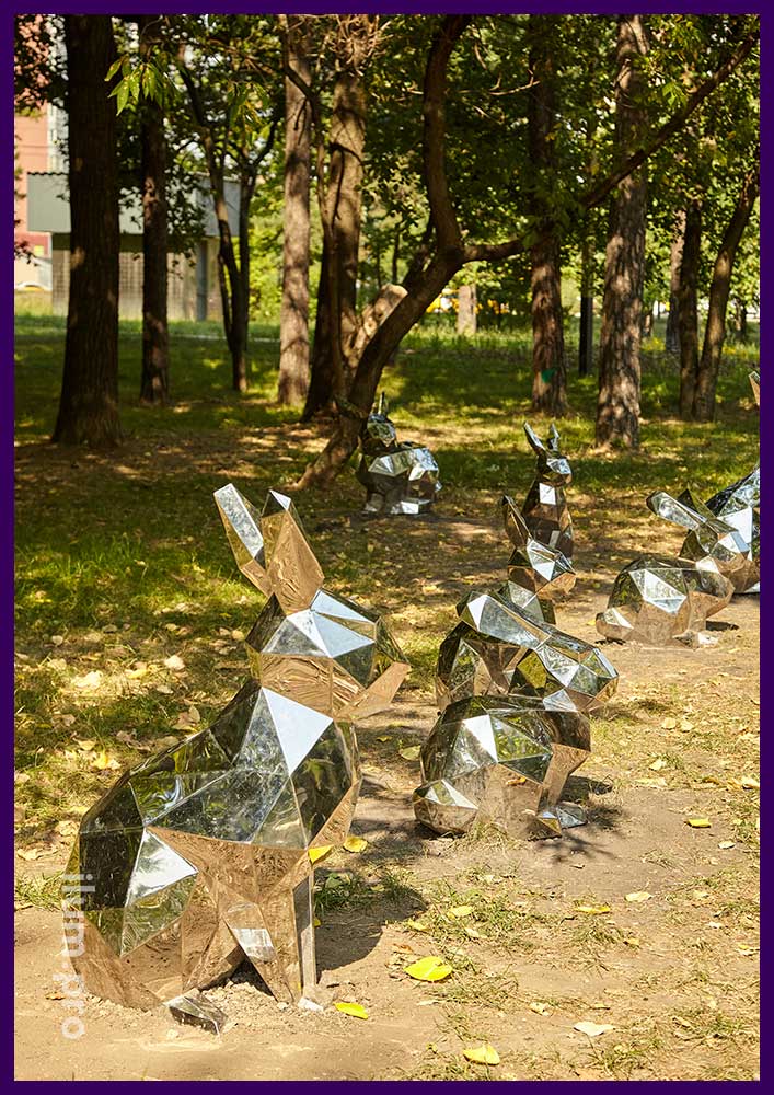 Скульптура полигонального зайца из зеркальной нержавейки для украшения лужайки в парке Москвы