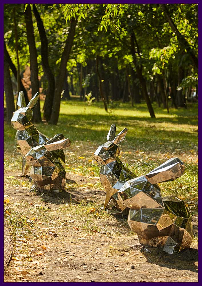 Полигональные скульптуры зайцев из зеркальной нержавейки для украшения парка в Москве