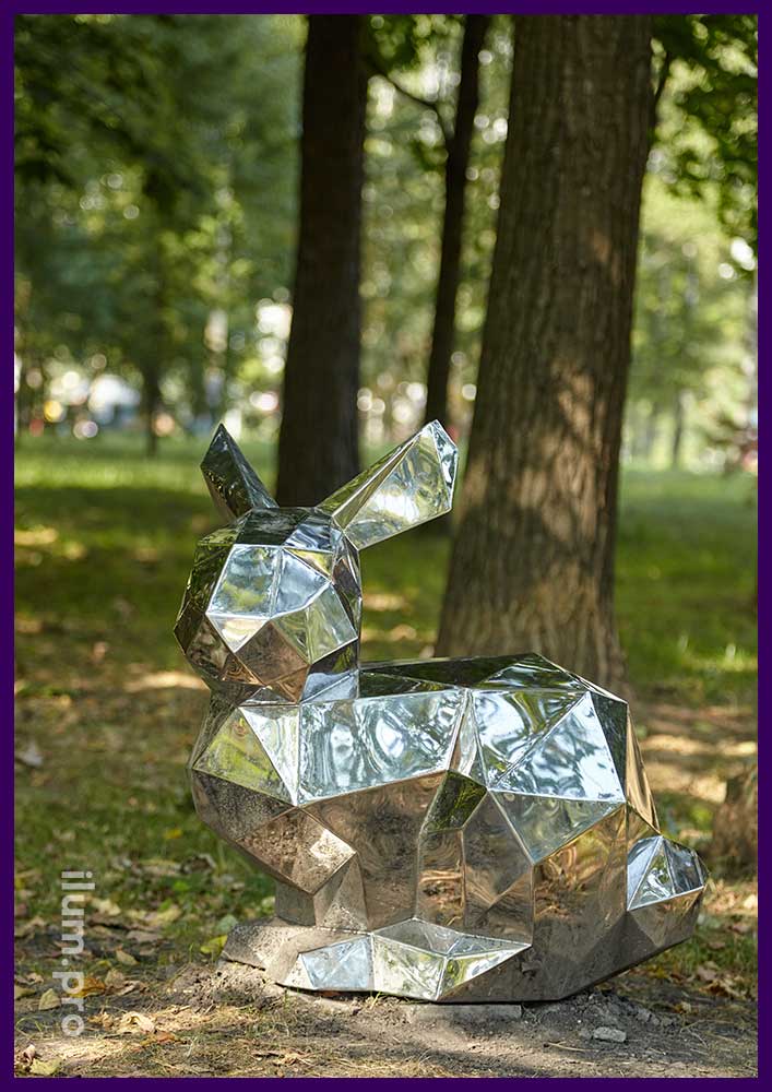 Благоустройство территории в новом парке на западе Москвы - установка зеркальных полигональных зайцев