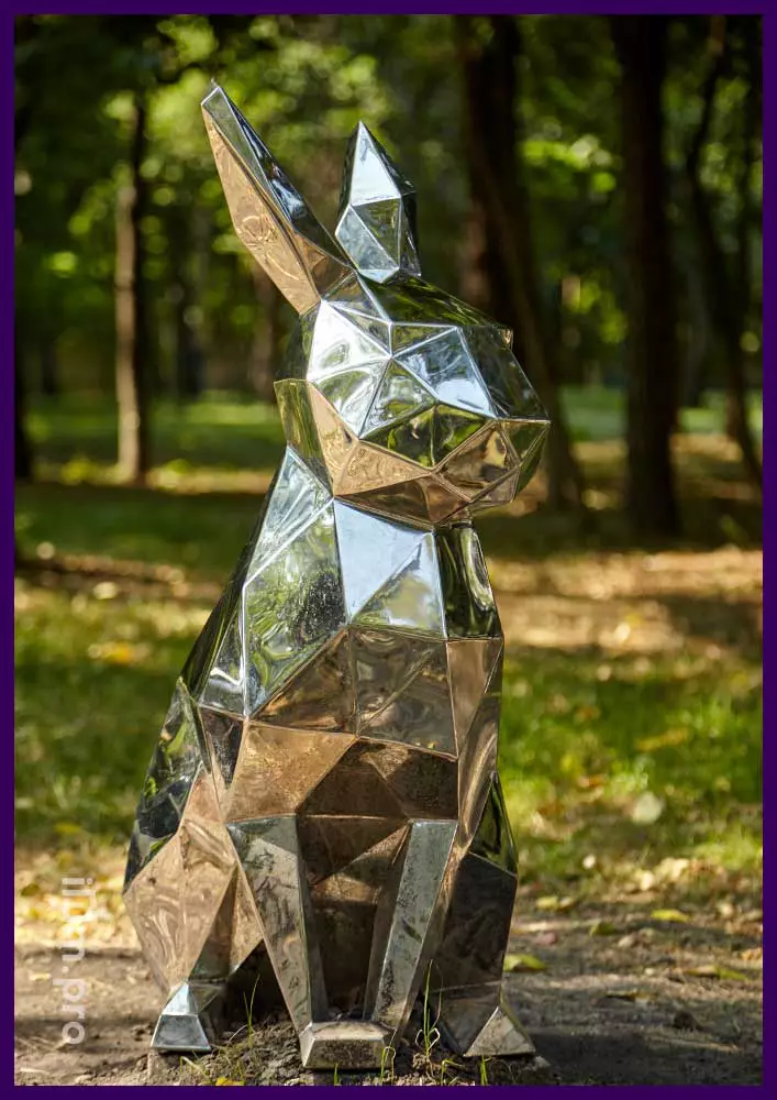 Заяц полигональный металлический - скульптура из зеркальной нержавейки для установки в городском парке