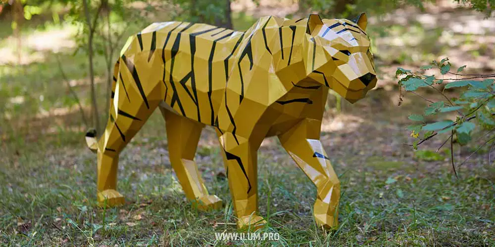 Золотой полигональный тигр из крашеной стали с полосками