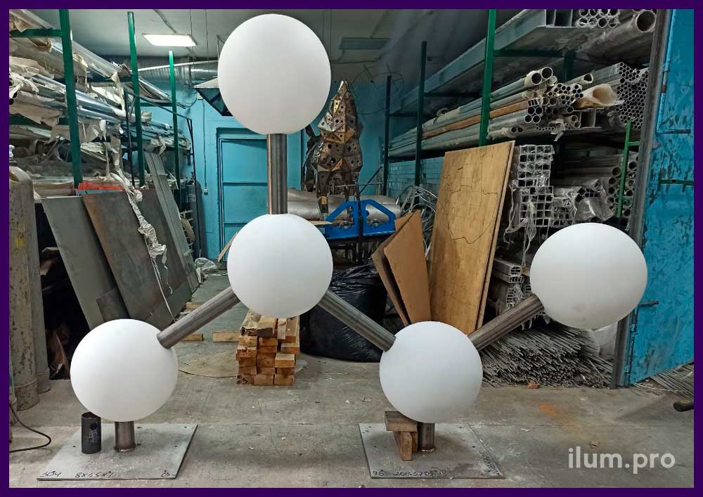 Производство уличной фотозоны из пластиковых шаров и нержавеющих труб