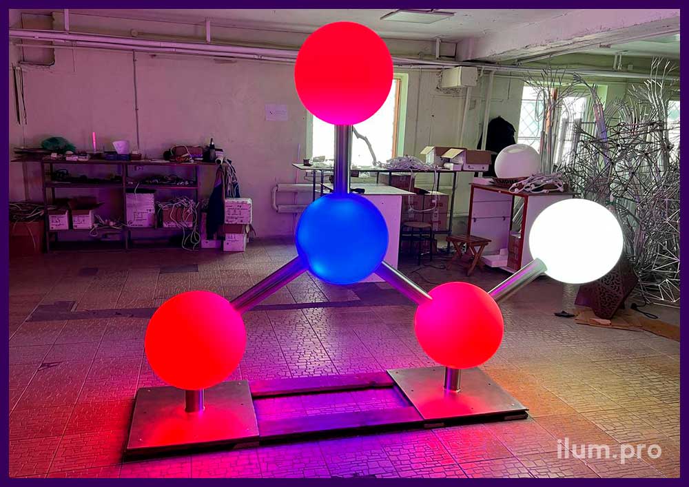 Светящаяся фотозона из разноцветных пластиковых шаров в процессе производства