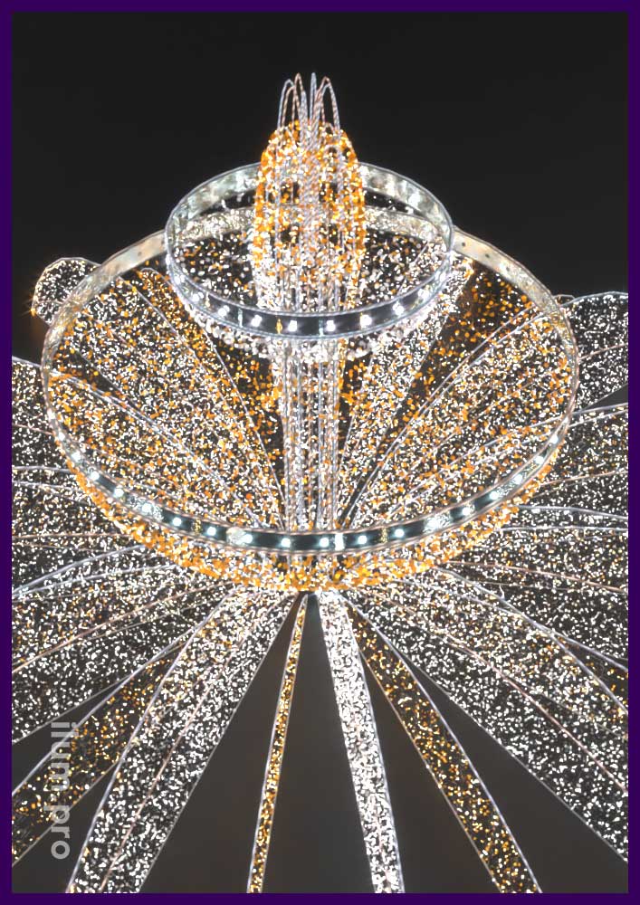 Фонтан светящийся новогодний с разноцветной иллюминацией на нержавеющем каркасе