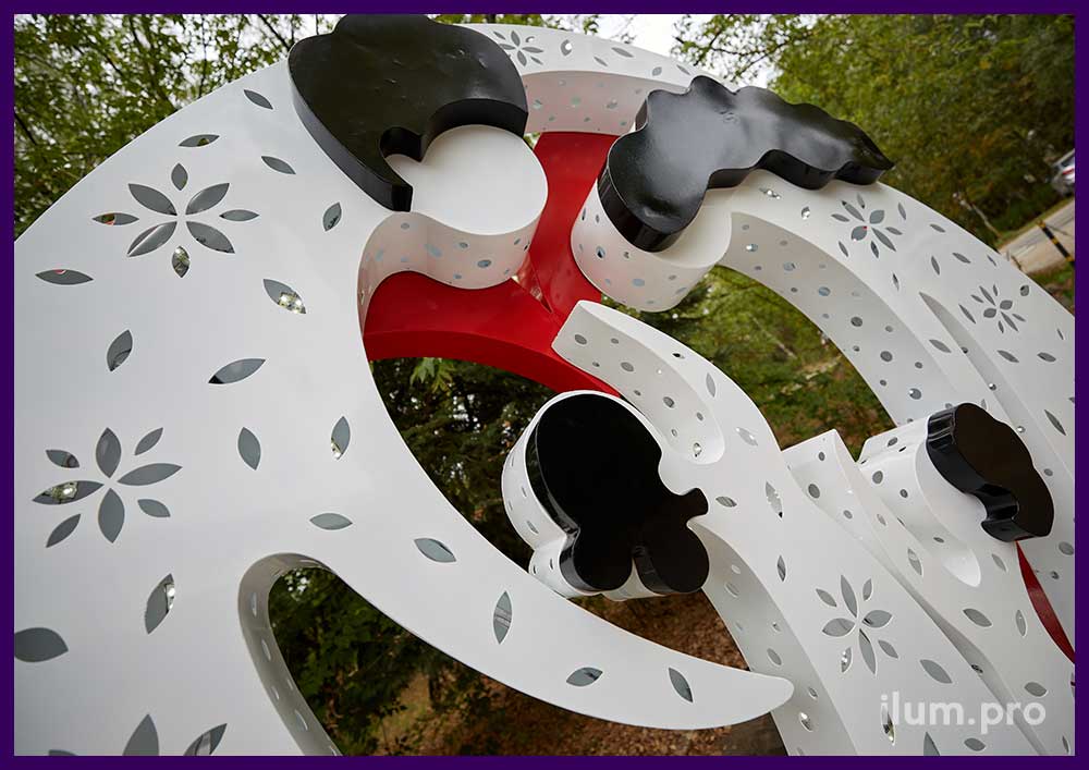 Уличная садово-парковая скульптура из перфорированного металла с подсветкой в форме семейной пары с детьми и красным сердцем