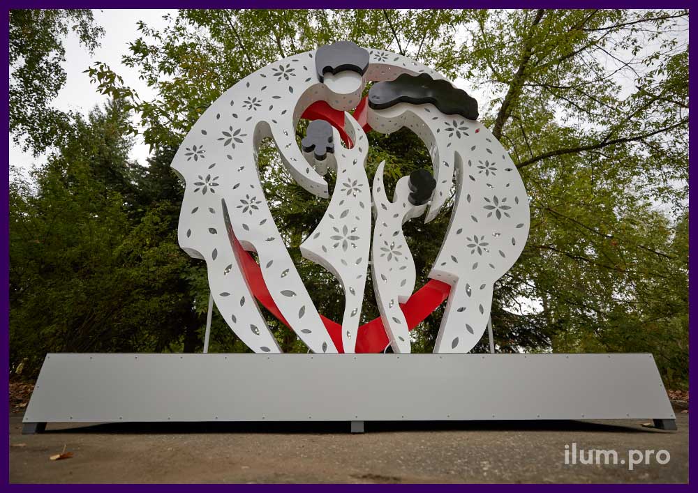 Садово-парковый арт-объект в форме металлической семьи с парой детей на фоне красного сердца с подсветкой