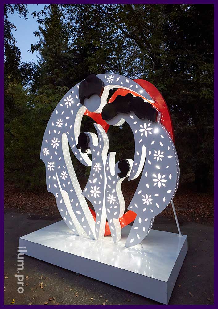Садово-парковая скульптура в виде мужа с женой и двумя детьми на фоне сердца с подсветкой