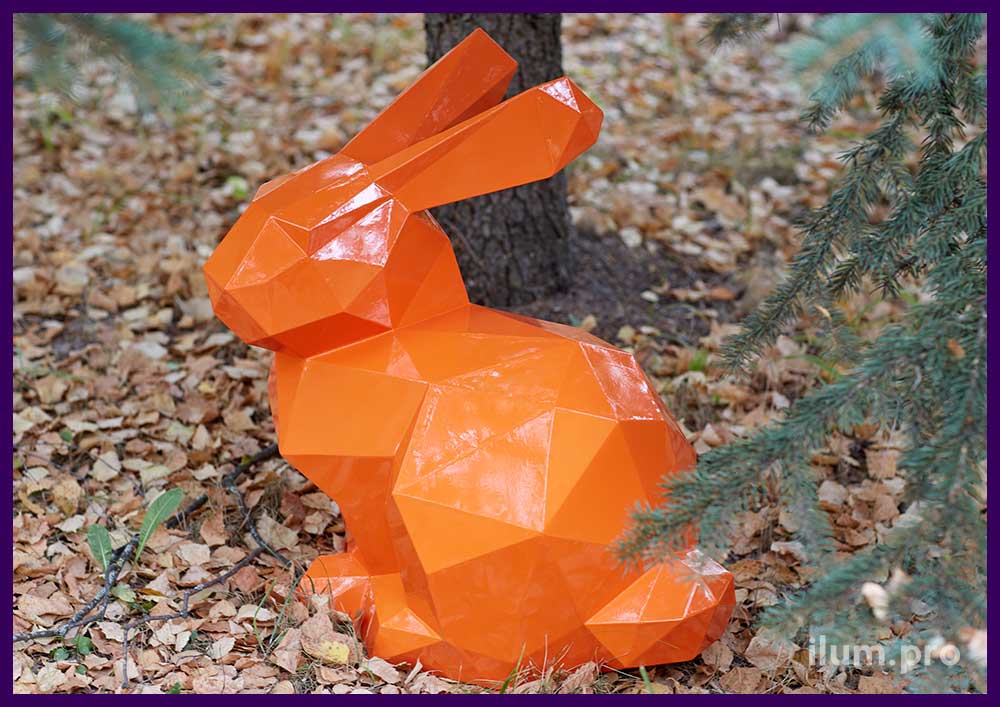 Оранжевая скульптура полигонального зайца для украшения парков и скверов - металлические арт-объекты в парках и скверах