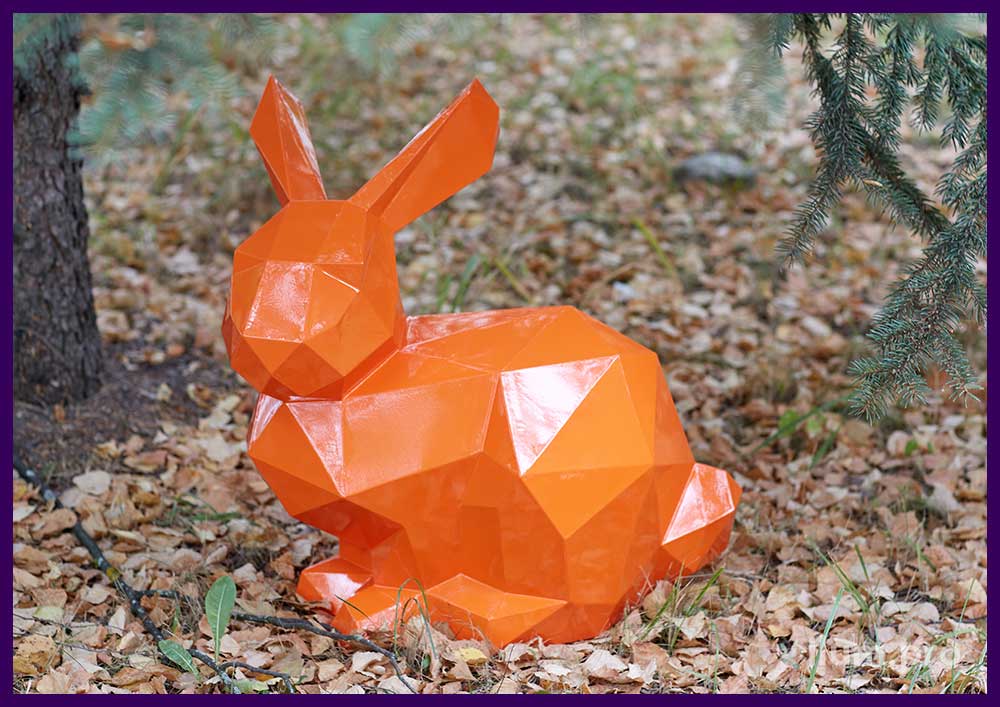 Заяц металлический полигональный оранжевого цвета с полым каркасом из листовой стали