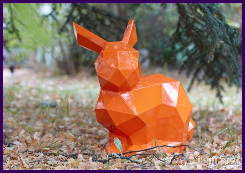 Уличная садово-парковая скульптура из крашеного в оранжевый цвет металла в форме зайца