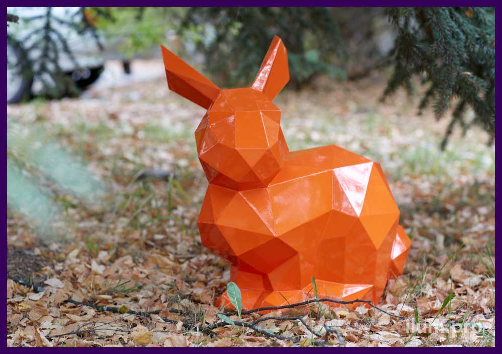 Фигура полигональная металлическая в форме оранжевого кролика на газоне