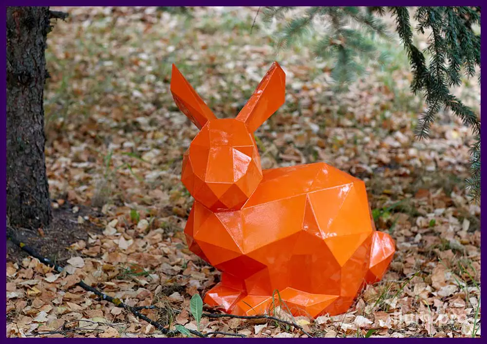 Заяц металлический оранжевый в полигональном стиле - ландшафтная скульптура в городском парке