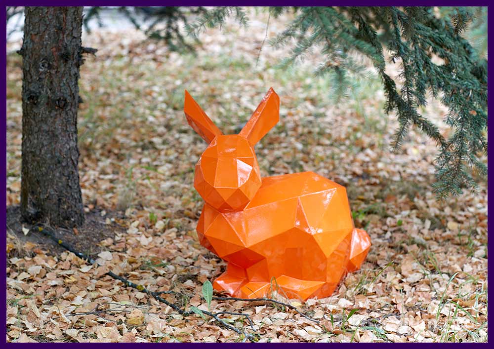 Полигональная скульптура зайца - символа 2023 года из металла с окрашиванием