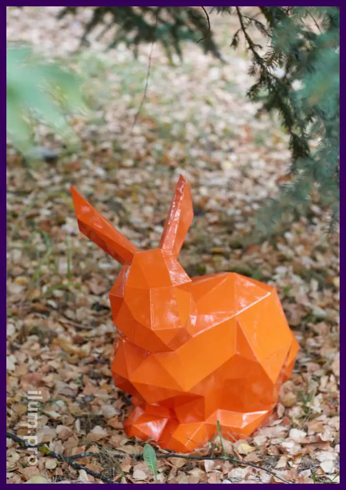 Фигура полигонального металлического зайца с сваренным из стали, полым каркасом
