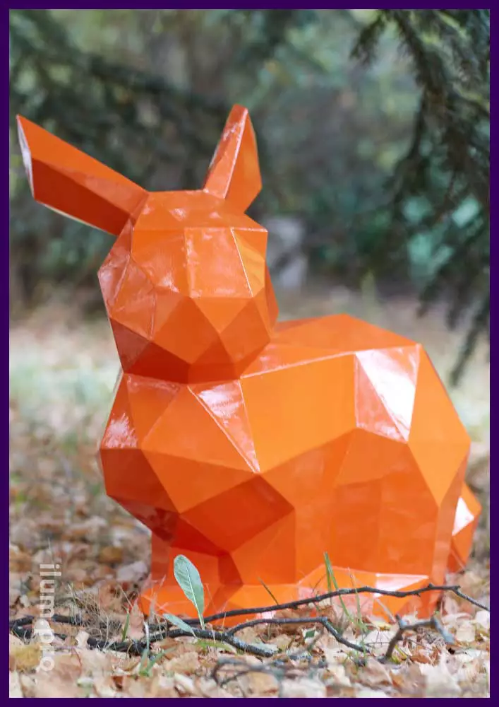 Оранжевый заяц из крашеной стали, полигональный арт-объект для благоустройства территории