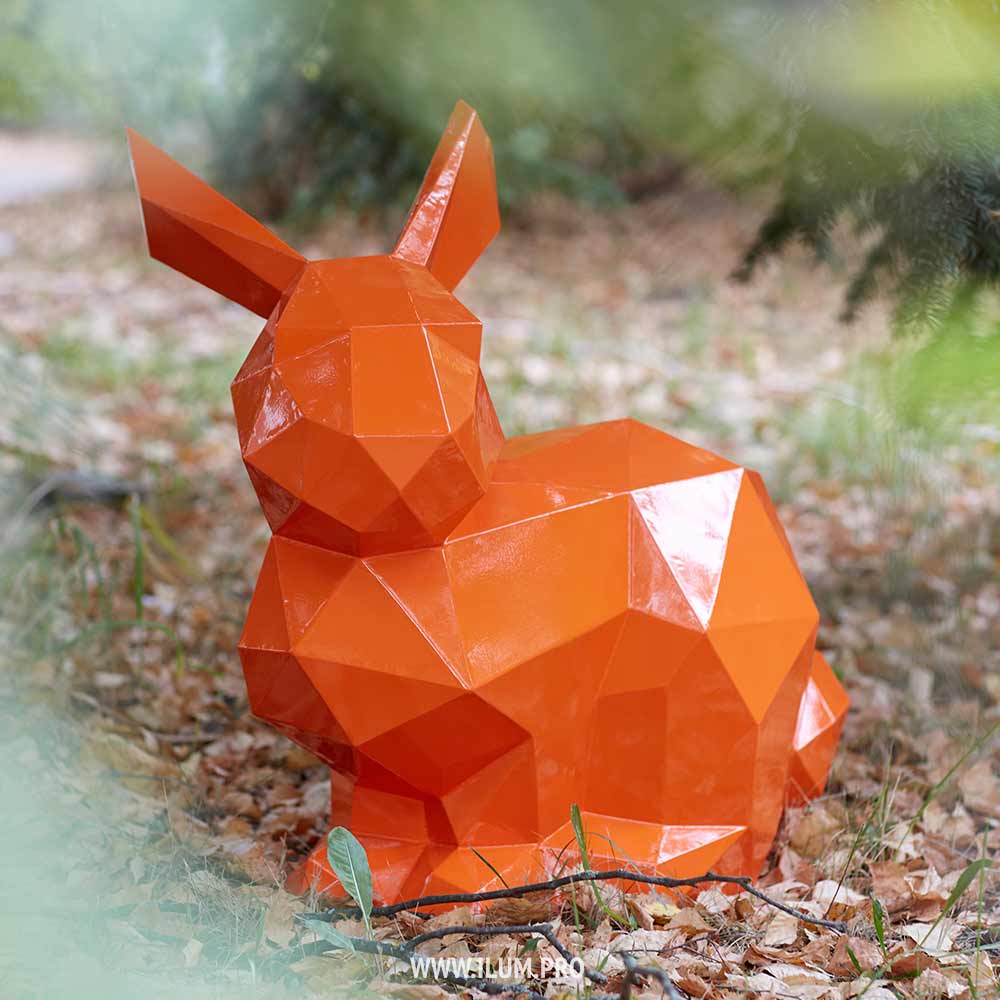 Полигональный заяц оранжевого цвета из крашеной стали
